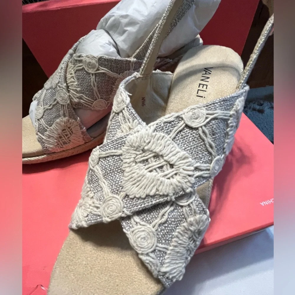 NWT VANELI Criss Cross Band Leora Embroidered Espadrille Wedge Heel Ecru Sandals
